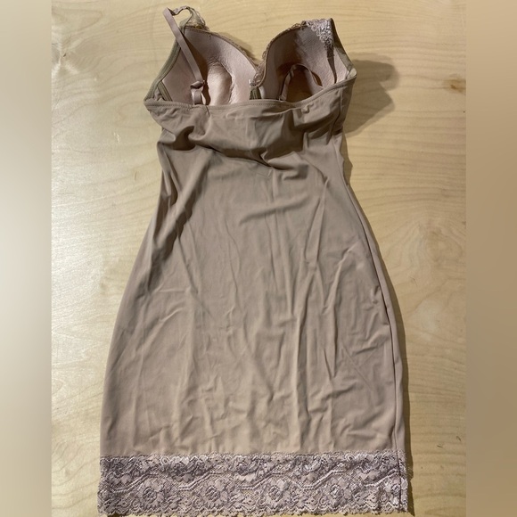 Marilyn Monroe Elegant Lace Trim Chemise - Tan 1X (MS) - Picture 6 of 7